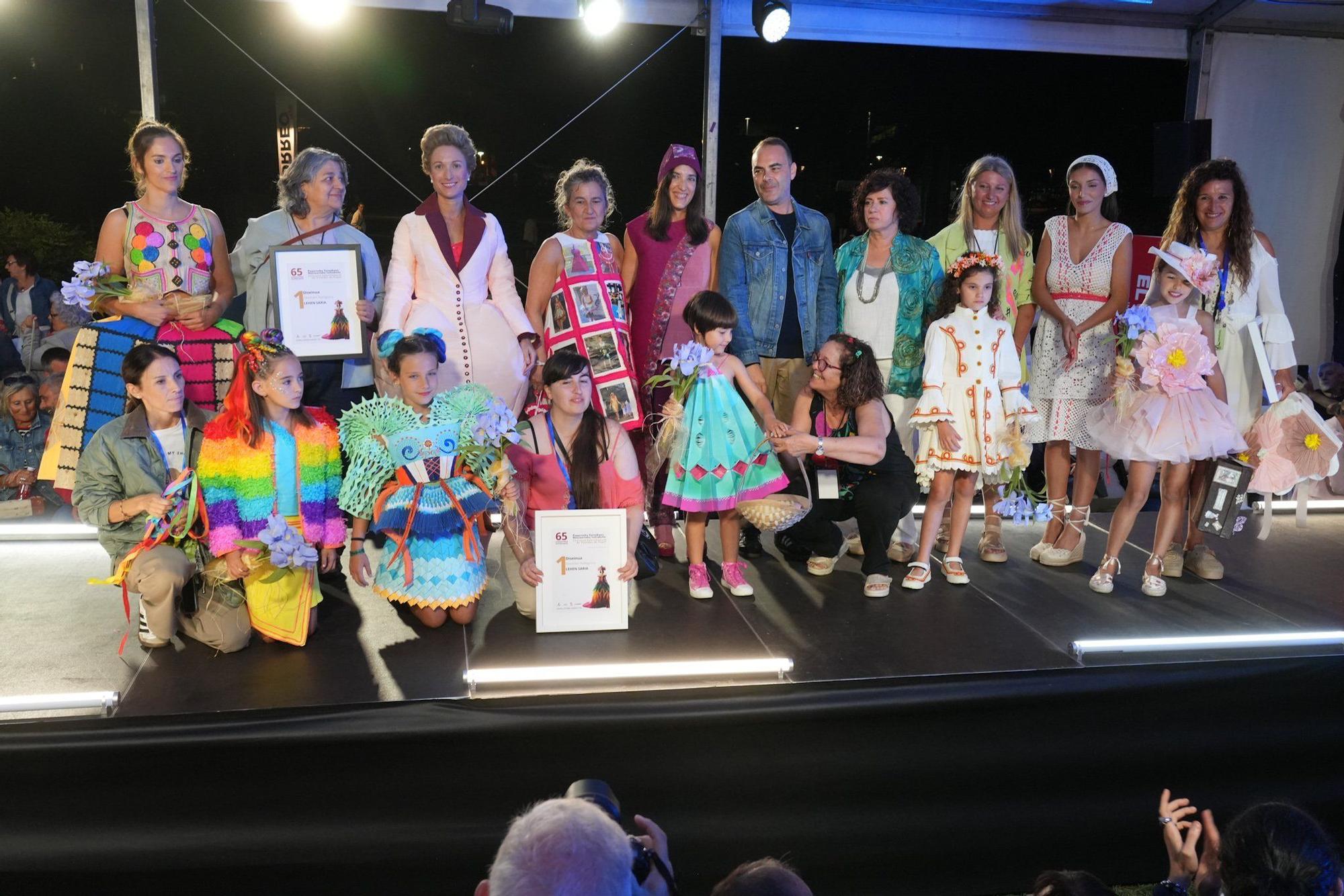 En imágenes: así ha sido el desfile de Vestidos de Papel de Güeñes