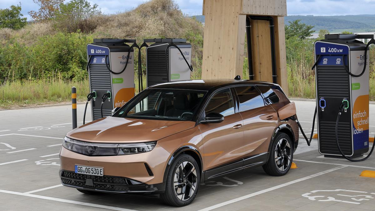 Otros elementos a comprobar en un eléctrico durante la planificación del viaje es que llevas los cables de carga.