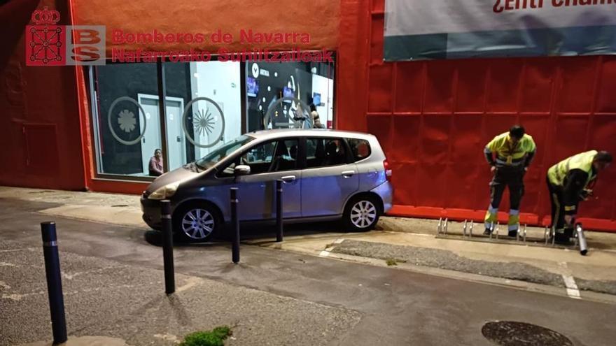 Retirada de un vehículo 'enganchado' con un bolardo en Pamplona