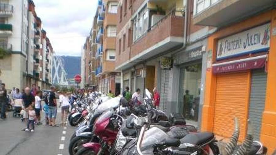 Potentes motos de todo tipo, algunas de ellas tuneadas, se dieron cita en Astrabudua