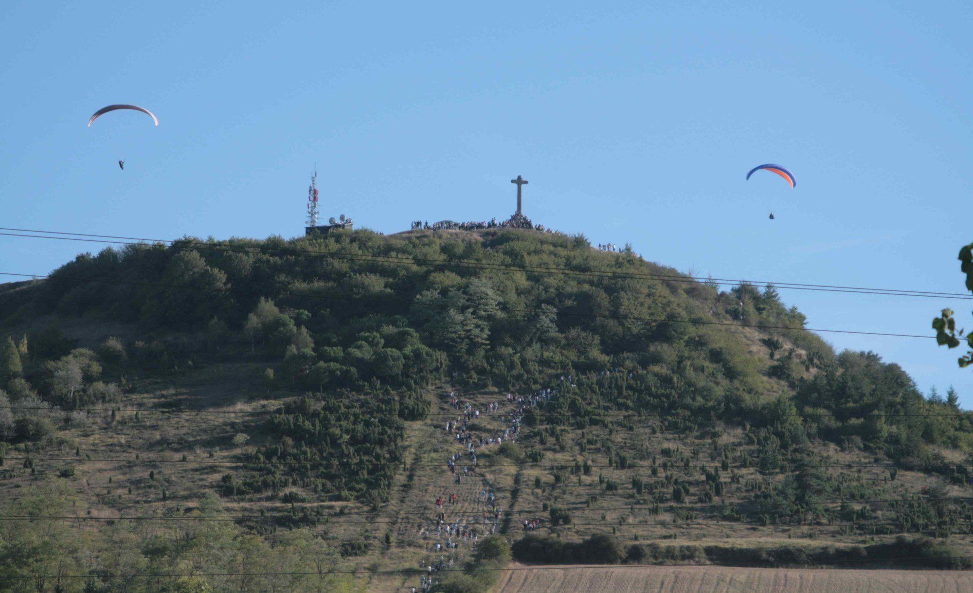 Personas subiendo a la cruz durante la romería del Día de Olárizu