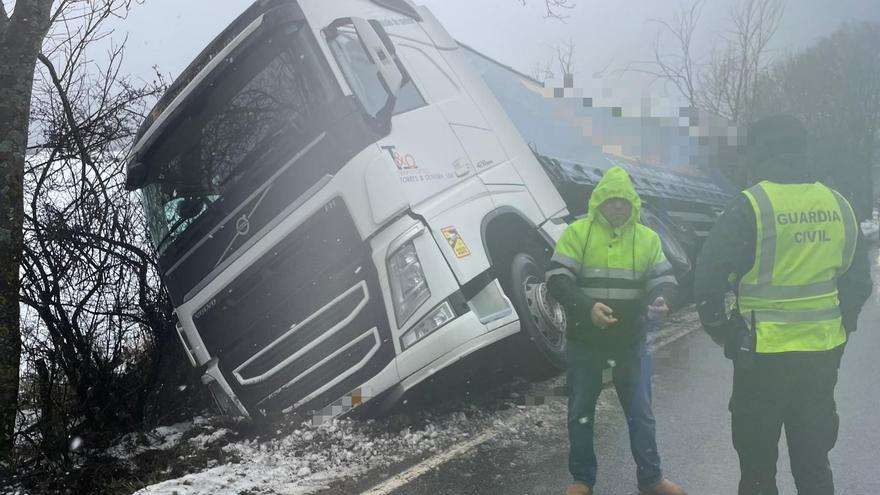 Un camión articulado se sale de la vía y vuelca en Burguete (N-135)