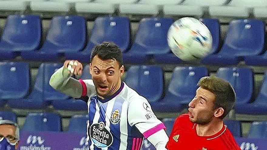 Moncayola gana un balón por alto a Óscar Plano.