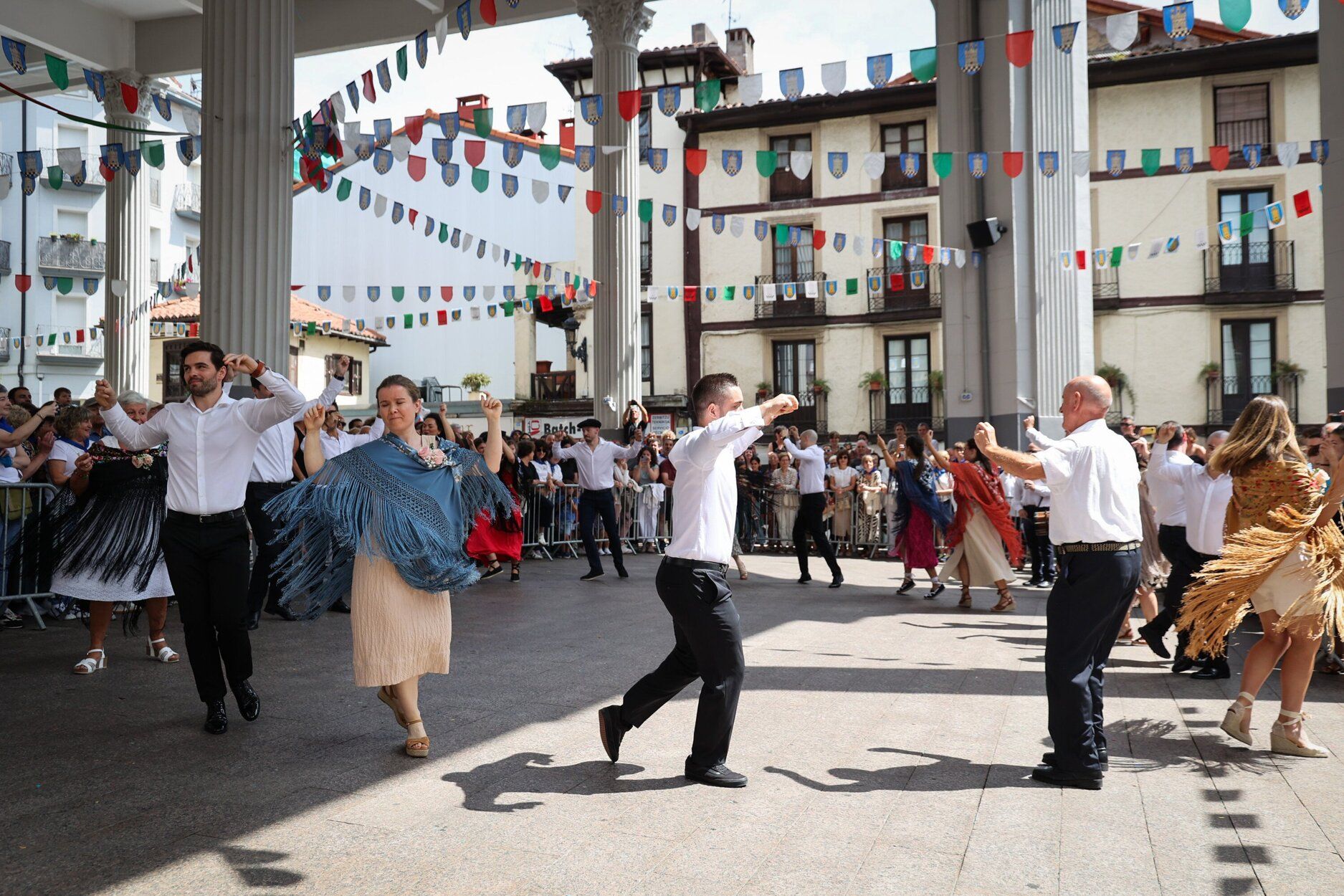 Emoción en Ordizia con el baile de los Santaneros