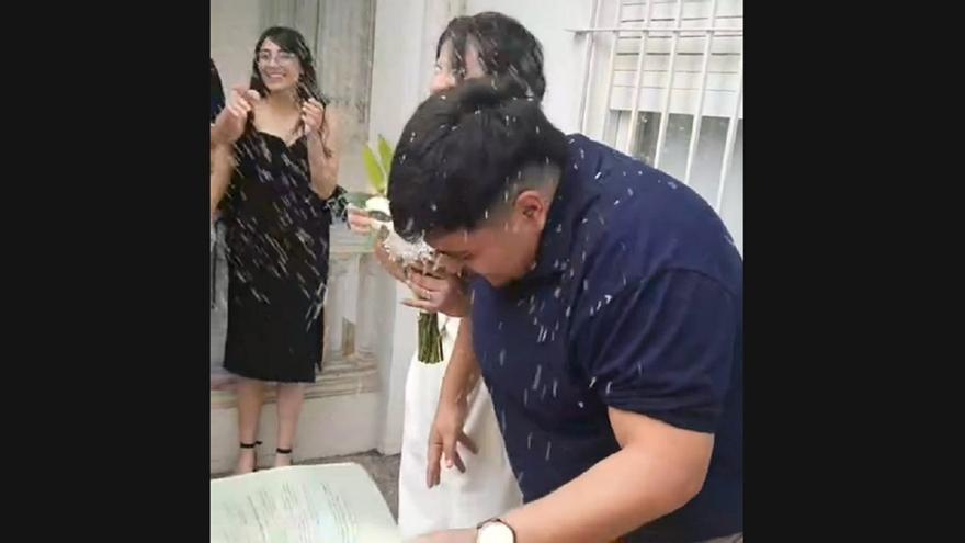 Les tiran arroz en su boda y el novio acaba en urgencias