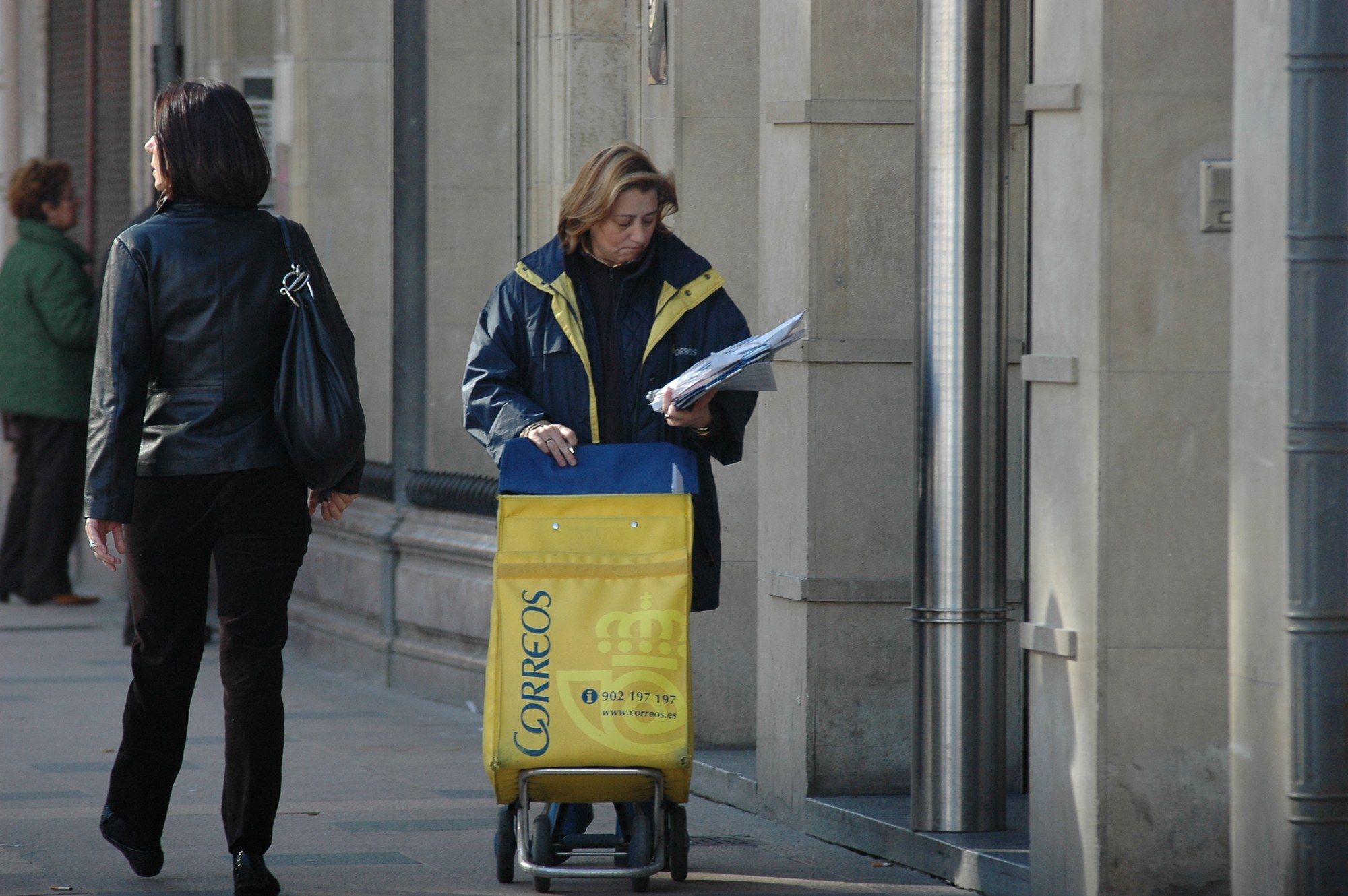 Mujer cartera repartiendo la correspondencia de Correos en Vitoria
