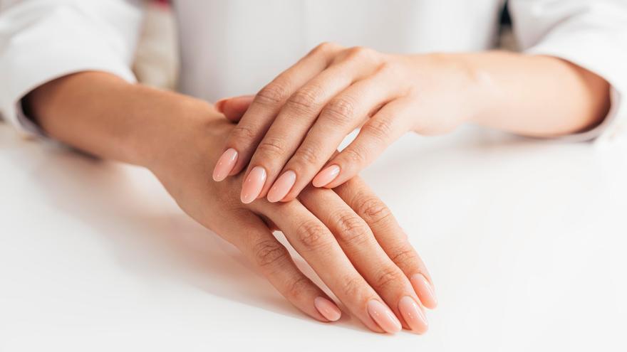 &#039;Angel Mani&#039;: la tendencia de manicura minimalista y elegante que arrasa esta temporada