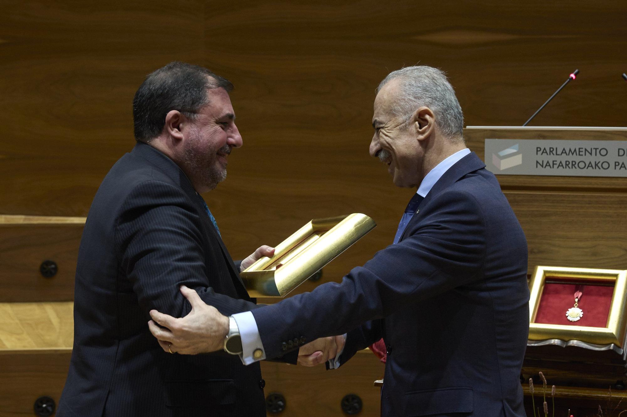 Fotos de la entrega de la Medalla de Oro del Parlamento de Navarra, un "premio a la dignidad del pueblo palestino"