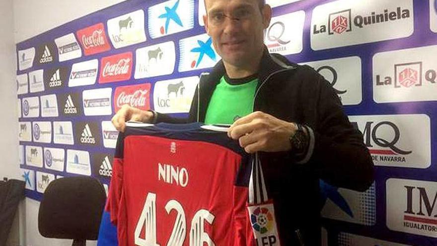 Nino, con la camiseta conmemorativa de su &#039;gesta&#039;.