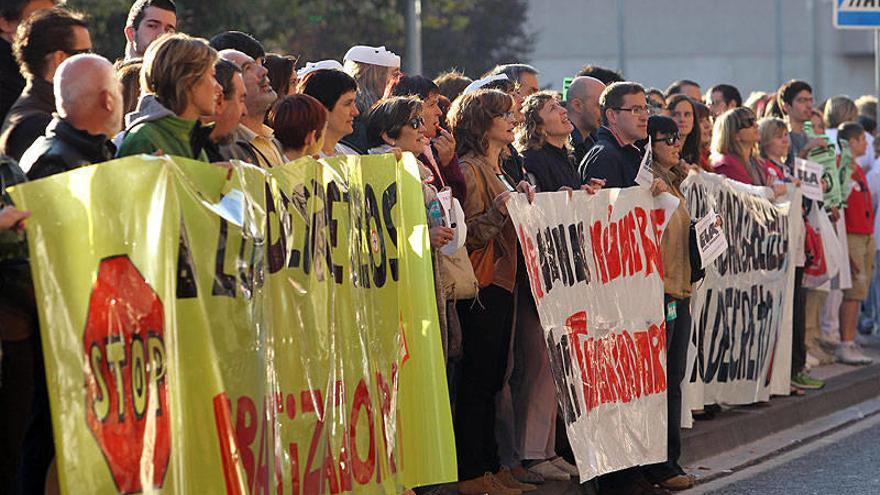 Empleados del SNS-O, concentrados ayer frente a los Servicios Centrales en la calle Irunlarrea.