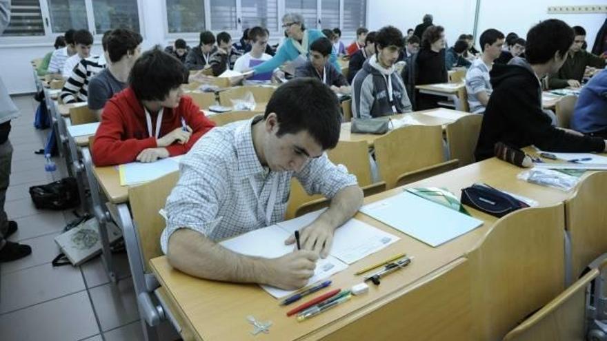 Un total de 77 estudiantes de Bachillerato y ESO participaron ayer en la Olimpiada Matemática Española celebrada en la Facultad de Ciencia y Tecnología de la UPV/EHU.