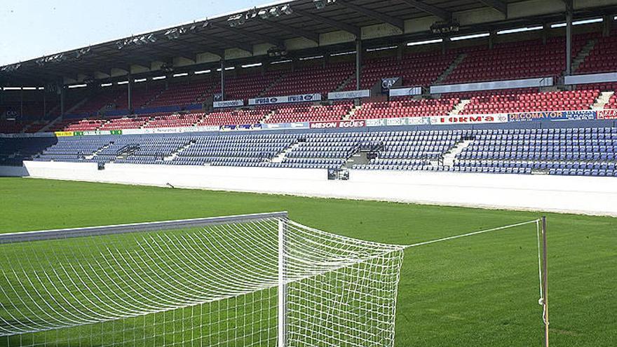 Osasuna quiere retirar cuatro columnas de grada lateral.