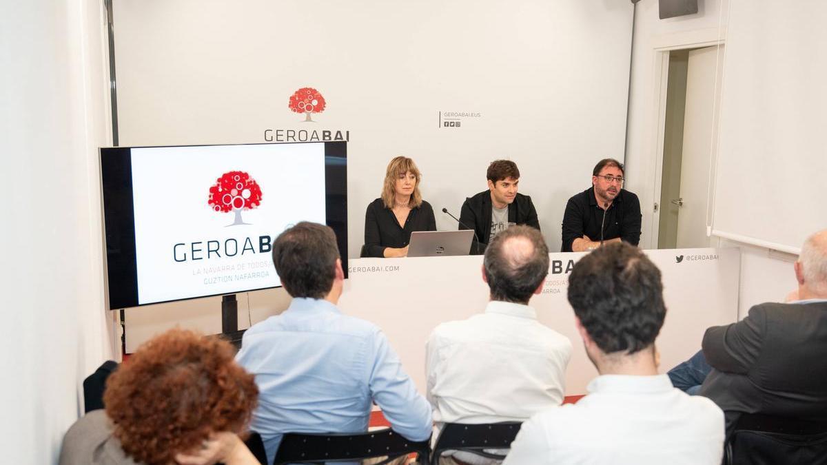 Ana Ollo, Pablo Azcona y Unai Hualde,  durante la sesión de trabajo con cargos públicos