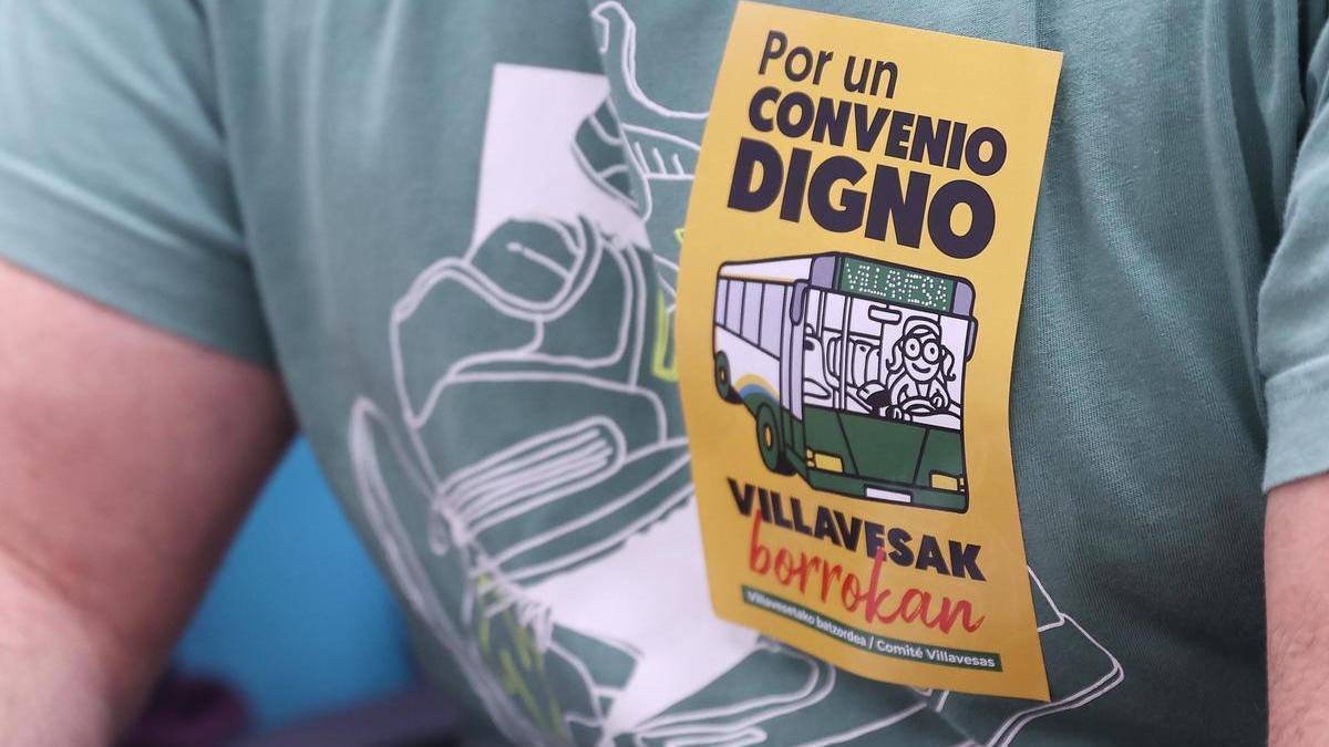 Detalle de una pegatina reivindicativa durante una rueda de prensa del comité de la empresa Moventis TCC