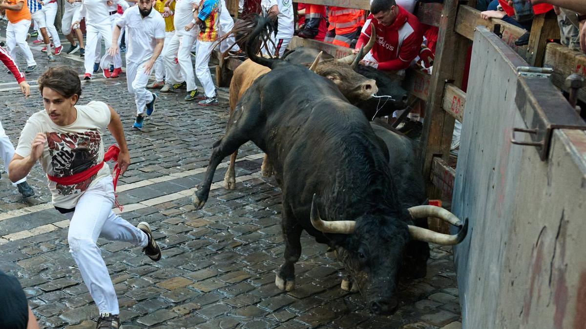 El encierro de la ganadería gaditana de La Palmosilla, el más peligroso de las fiestas con tres heridos por asta.