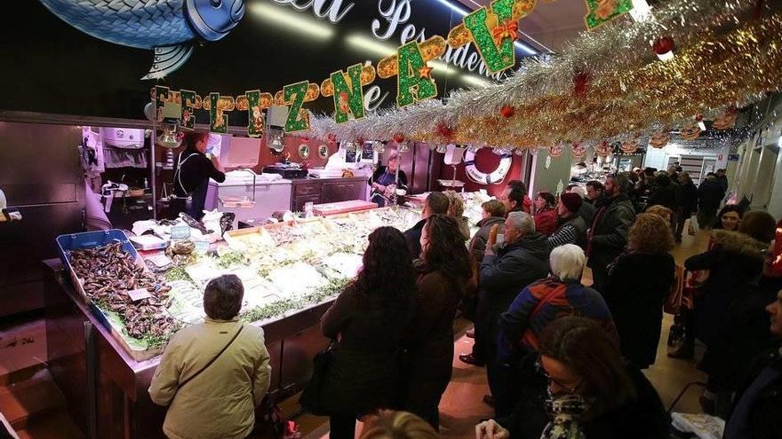El Mercado del Ensanche reúne a centenares de personas que ultiman sus compras navideñas.