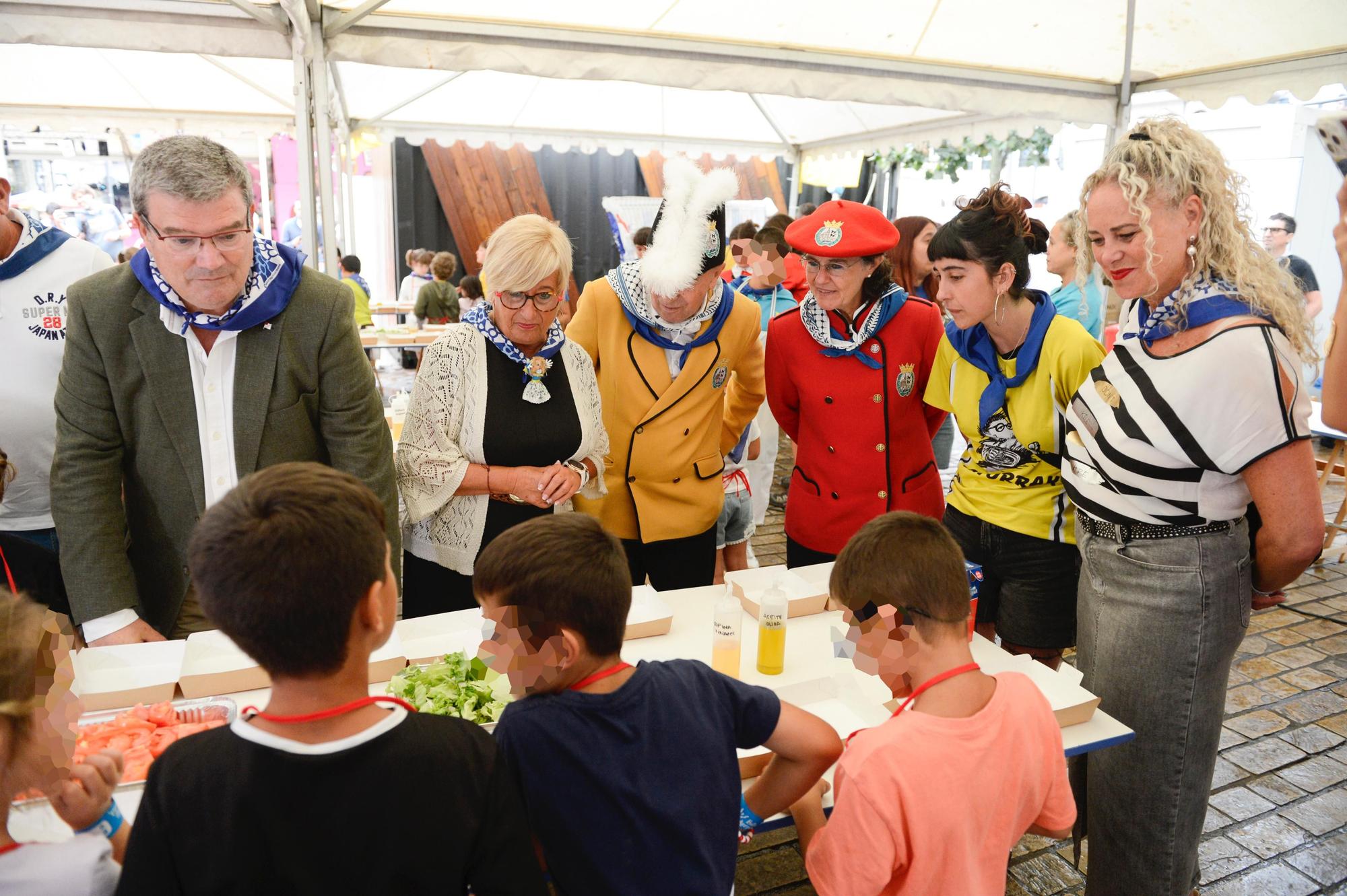 En imágenes: Gastrotxiki comienza con la elaboración de ensaladas en el Arenal