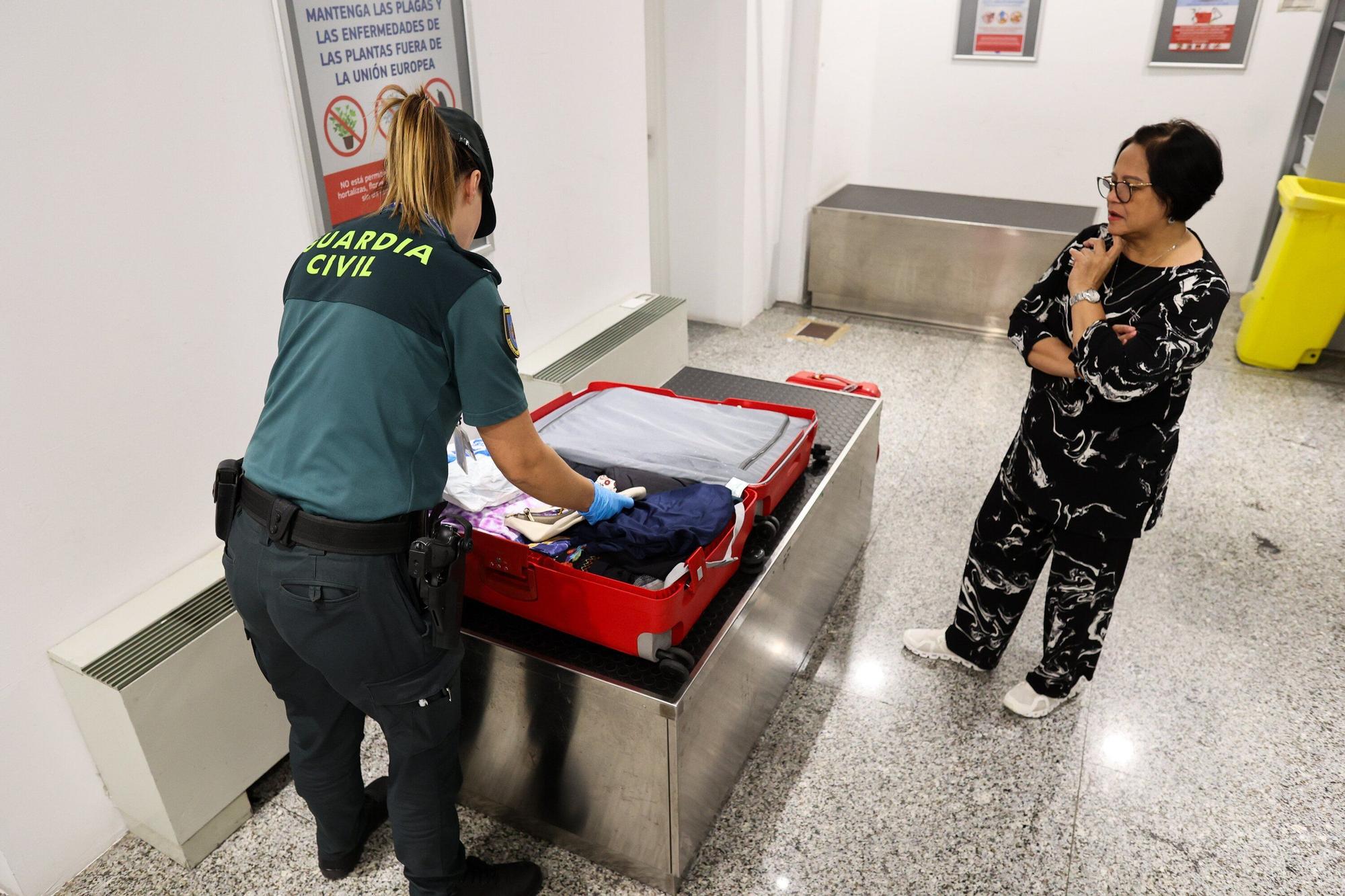 En imágenes: Aduanas, el filtro silencioso en el aeropuerto de Bilbao