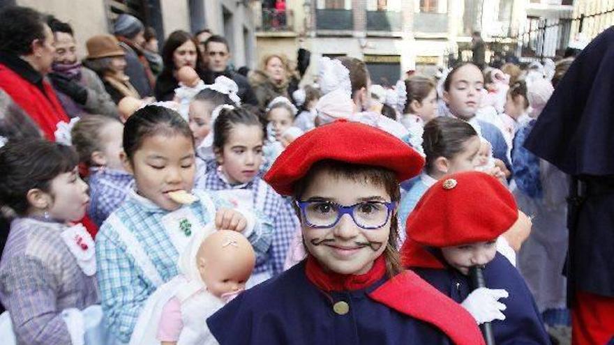Inudes y artzainas danzan por tradición