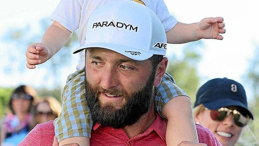 Jon Rahm celebra con su hijo mayor Kepa su victoria en el Sentry Tournament.  | FOTO: AFP