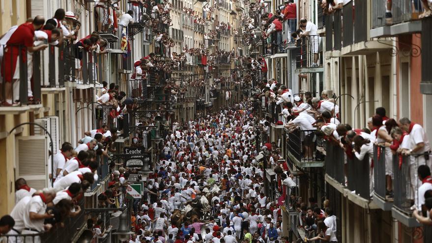 Quedan muy pocos: los balcones para ver el encierro de San Fermín rozan el lleno