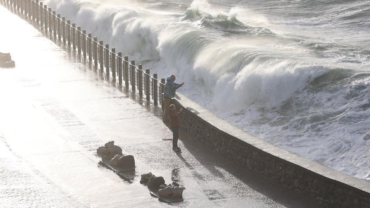 Olas rompen en el Paseo Nuevo