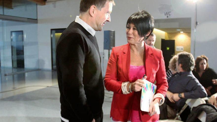 Iriarte y Otegi departen tras una comparecencia.