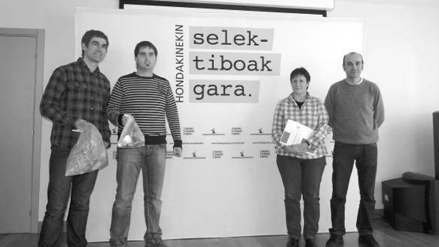 Luis Lonbide, técnico de la mancomunidad, con Lasagabaster, Iturbe y Galparsoro.