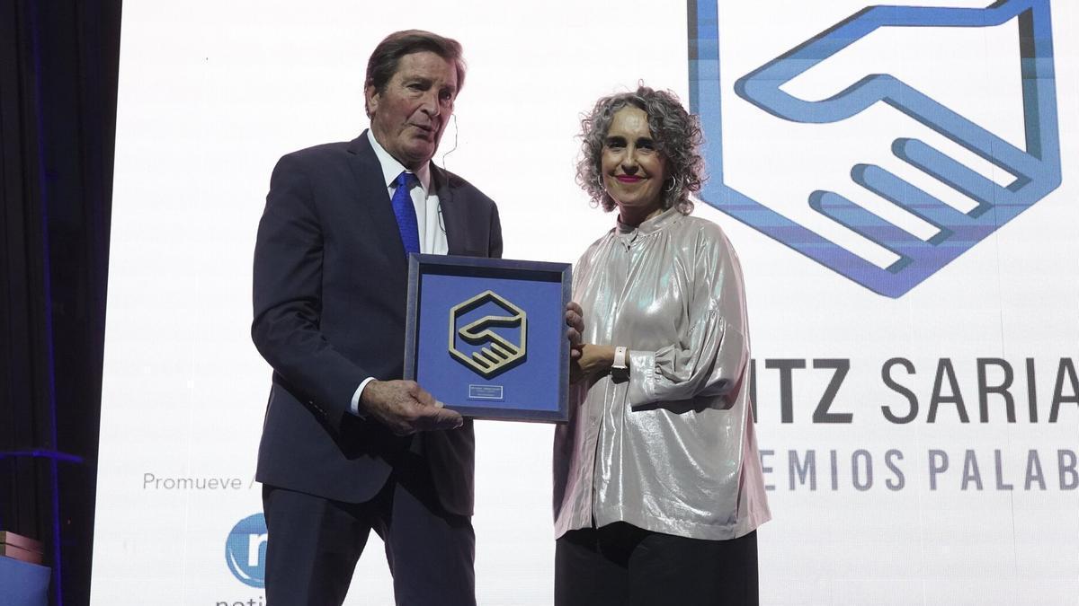 John Garamendi recibió el premio a la &#039;Influencia&#039; de manos de la vicelehendakari Ibone Bengoetxea.