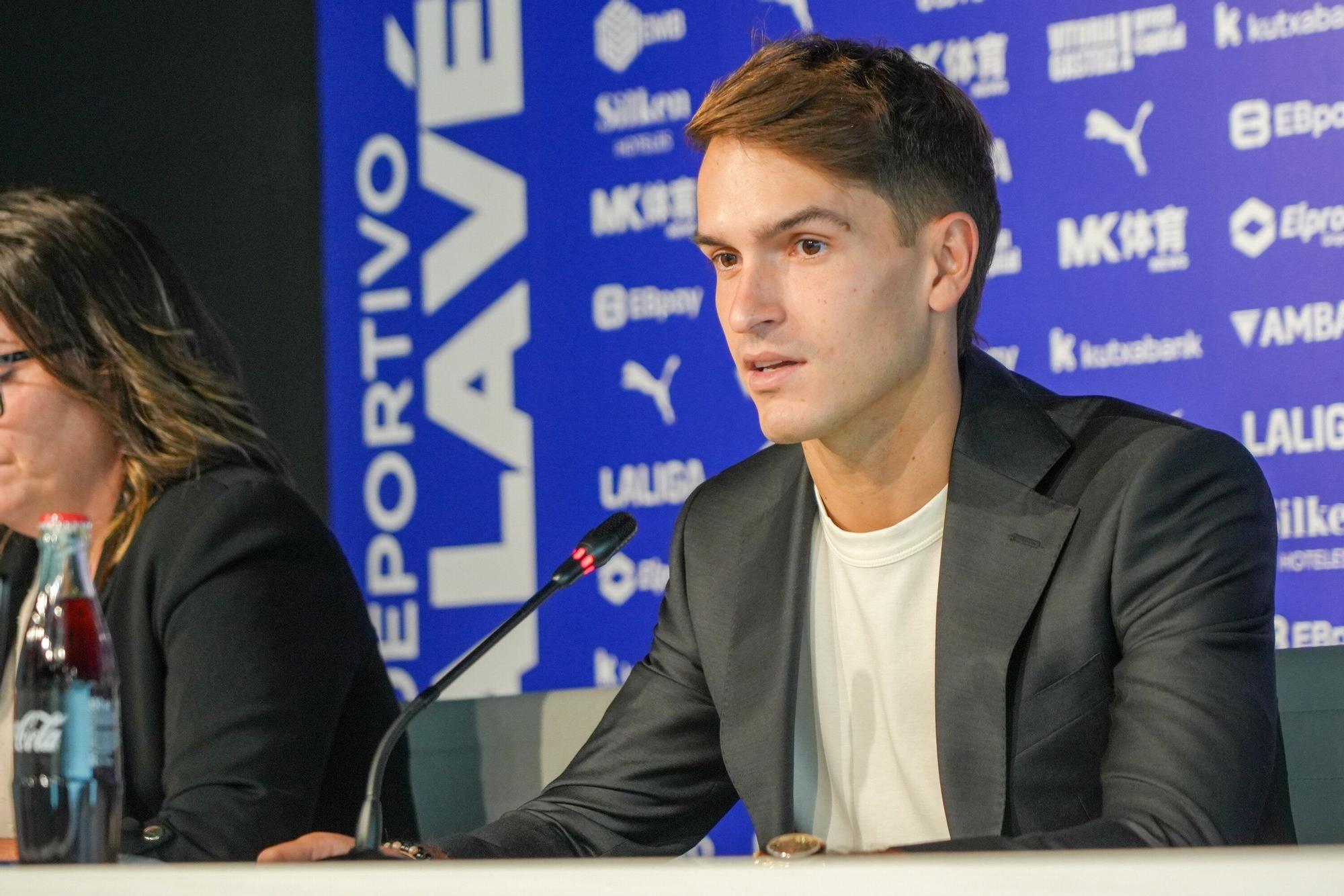 En imágenes: Presentación de Denis Suárez como jugador del Alavés