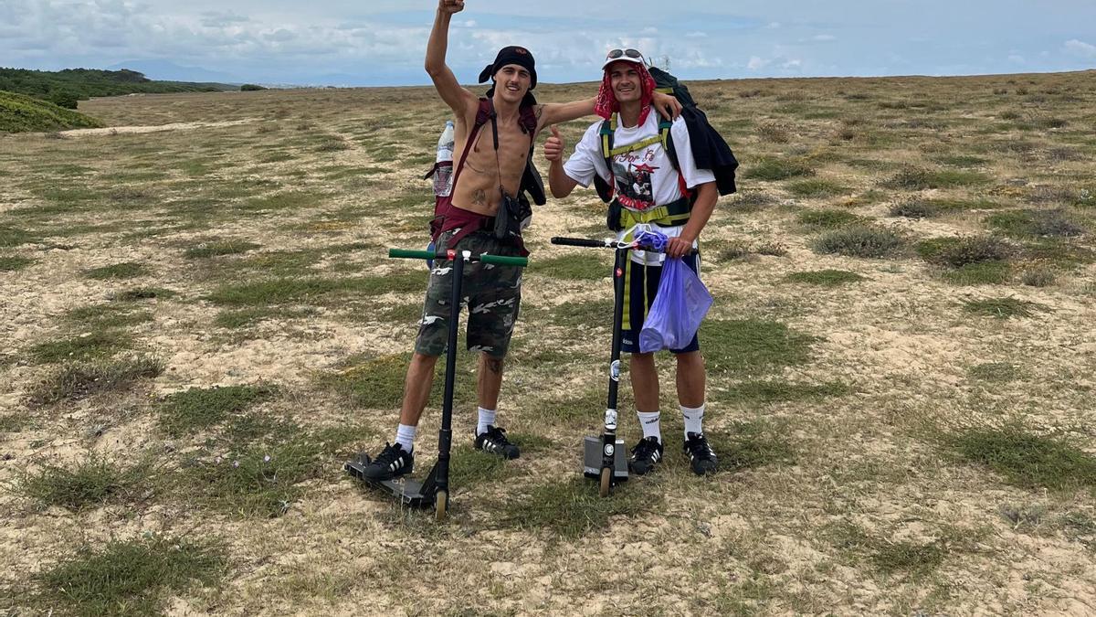 Ibai y Gorka, cerca de Anglet, tras su segundo día de víaje camino de París.