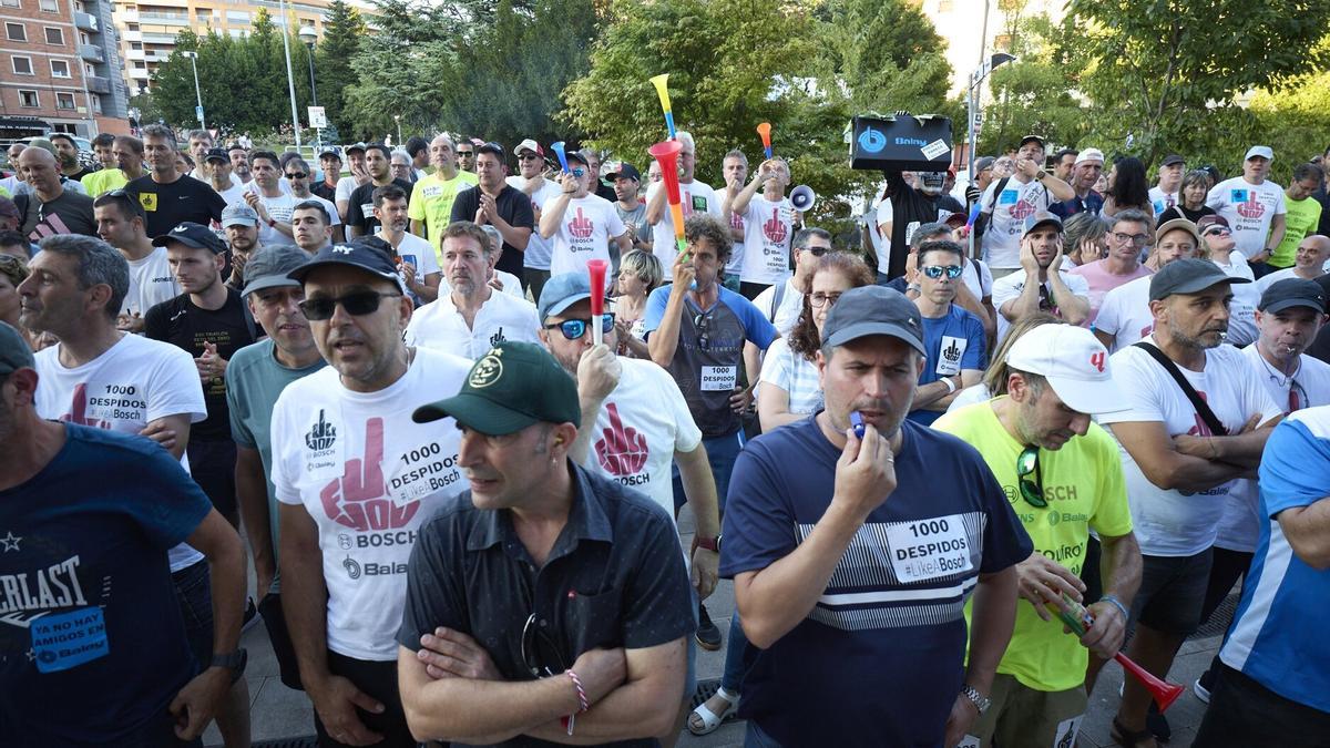 Trabajadores se agolpan esta tarde-noche en la entrada del edificio, en el que se está manteniendo la reunión.