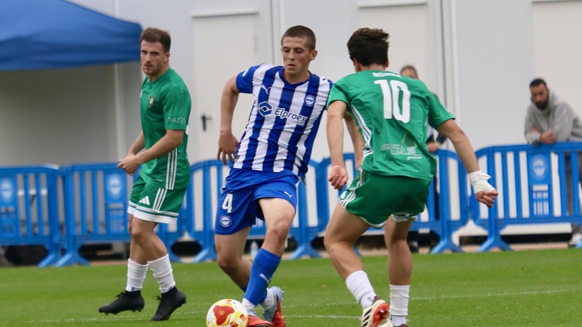 Xanet Oláiz trata de sacar el balón jugado ante el Gernika.