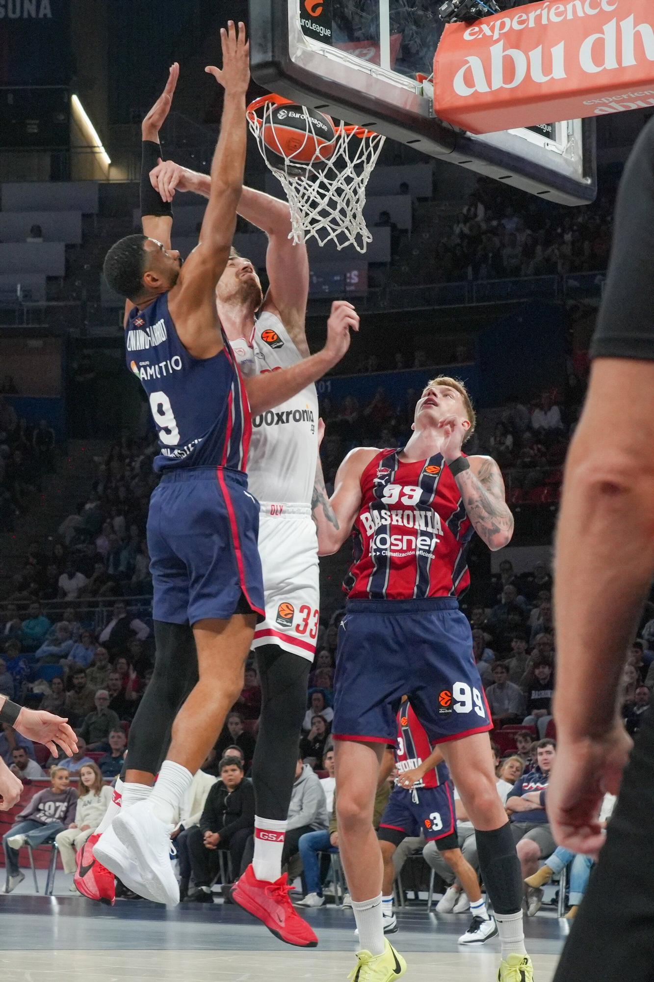 Todas las imágenes del Baskonia - Olympiacos en el Buesa Arena