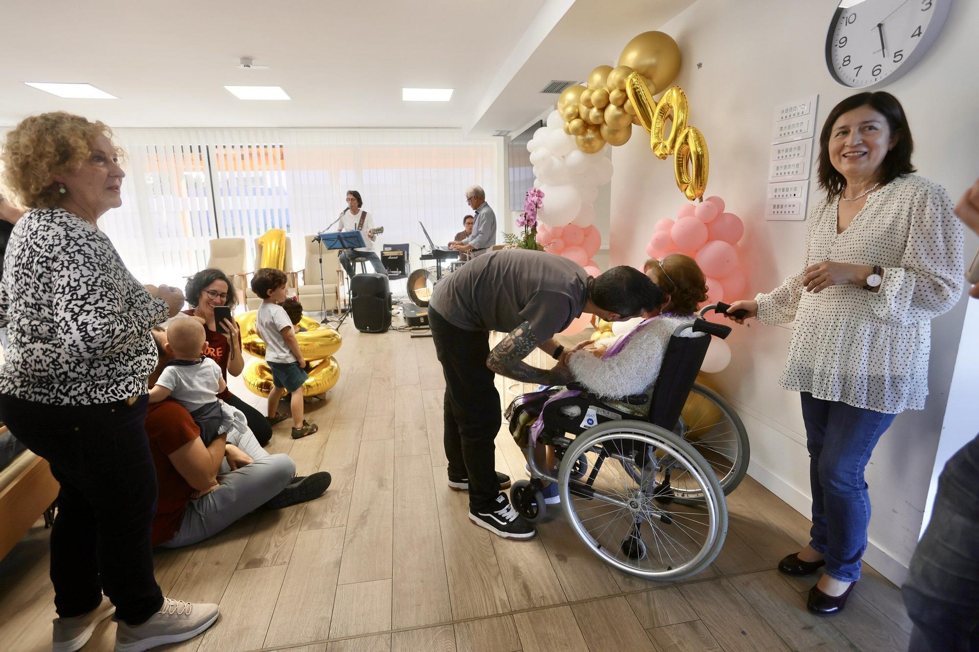 En imágenes: María Purificación López de Viñaspre celebra un siglo de vida rodeada de familiares, amigos y personal en la residencia Betania Garden