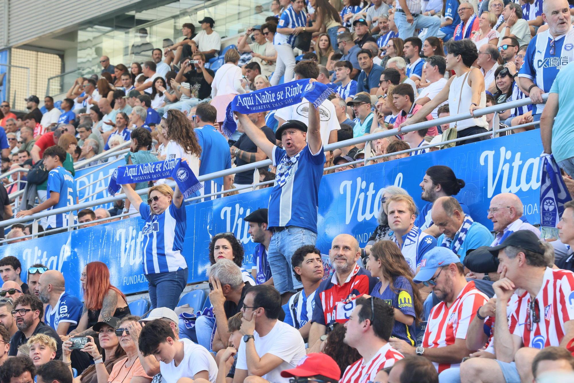 En imágenes: Ambientazo en el Alavés - Atlético en Mendizorroza (¡Búscate en las fotos!)