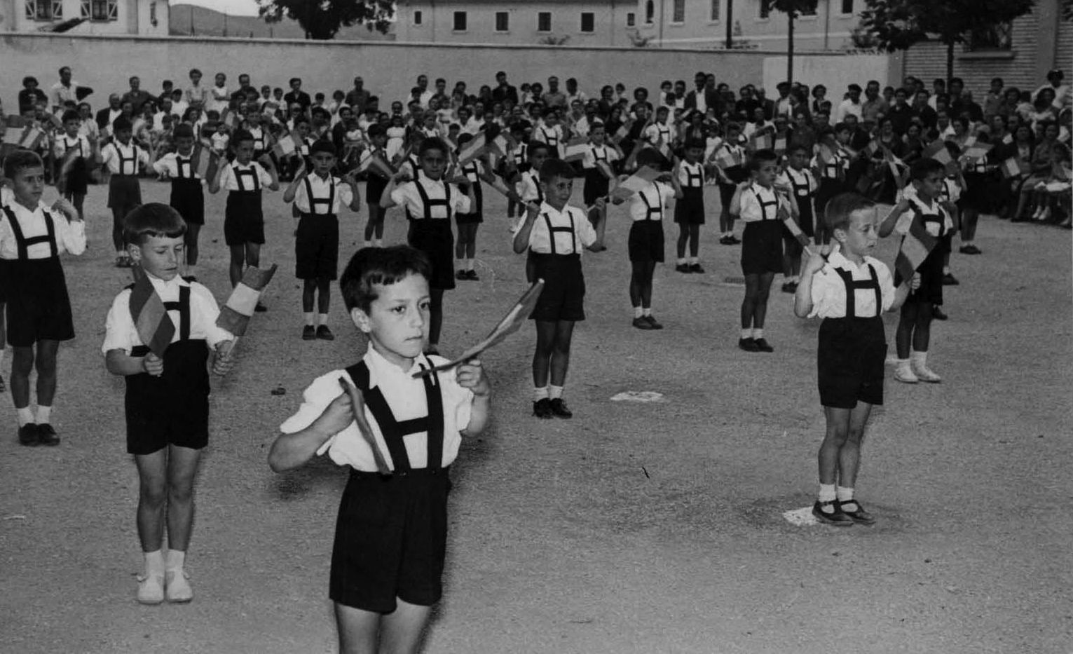 Muestra de ejercicios por parte de los alumnos de las Salesianas en 1956.