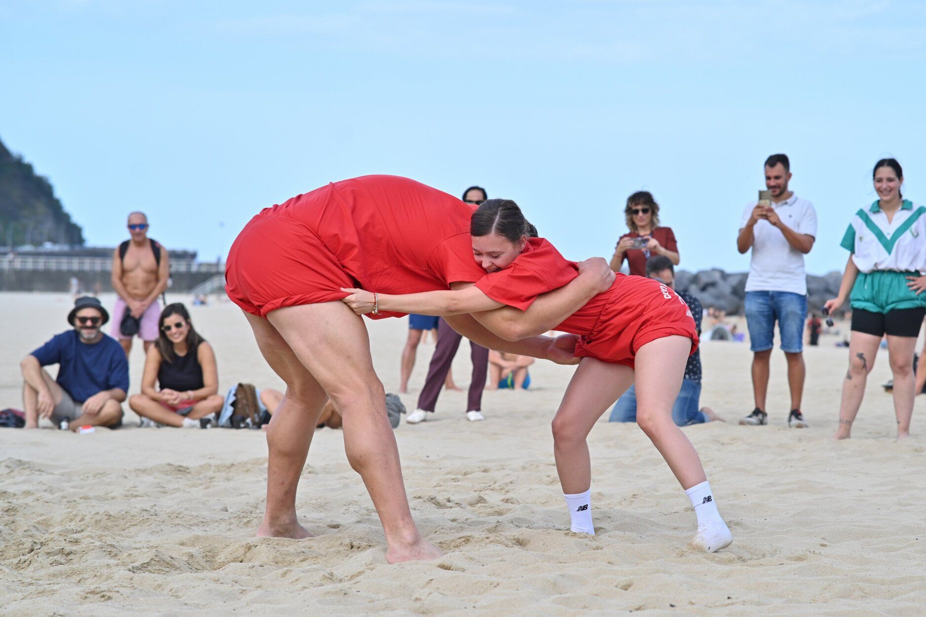 Espectacular exhibición de lucha canaria en la playa de la Zurriola