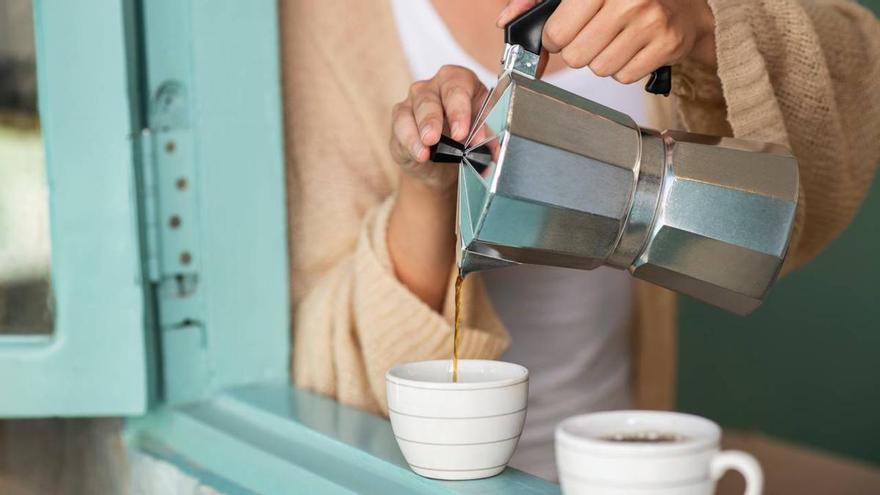 Adiós a la suciedad de la cafetera italiana: el ingrediente definitivo para que vuelva a lucir como el primer día