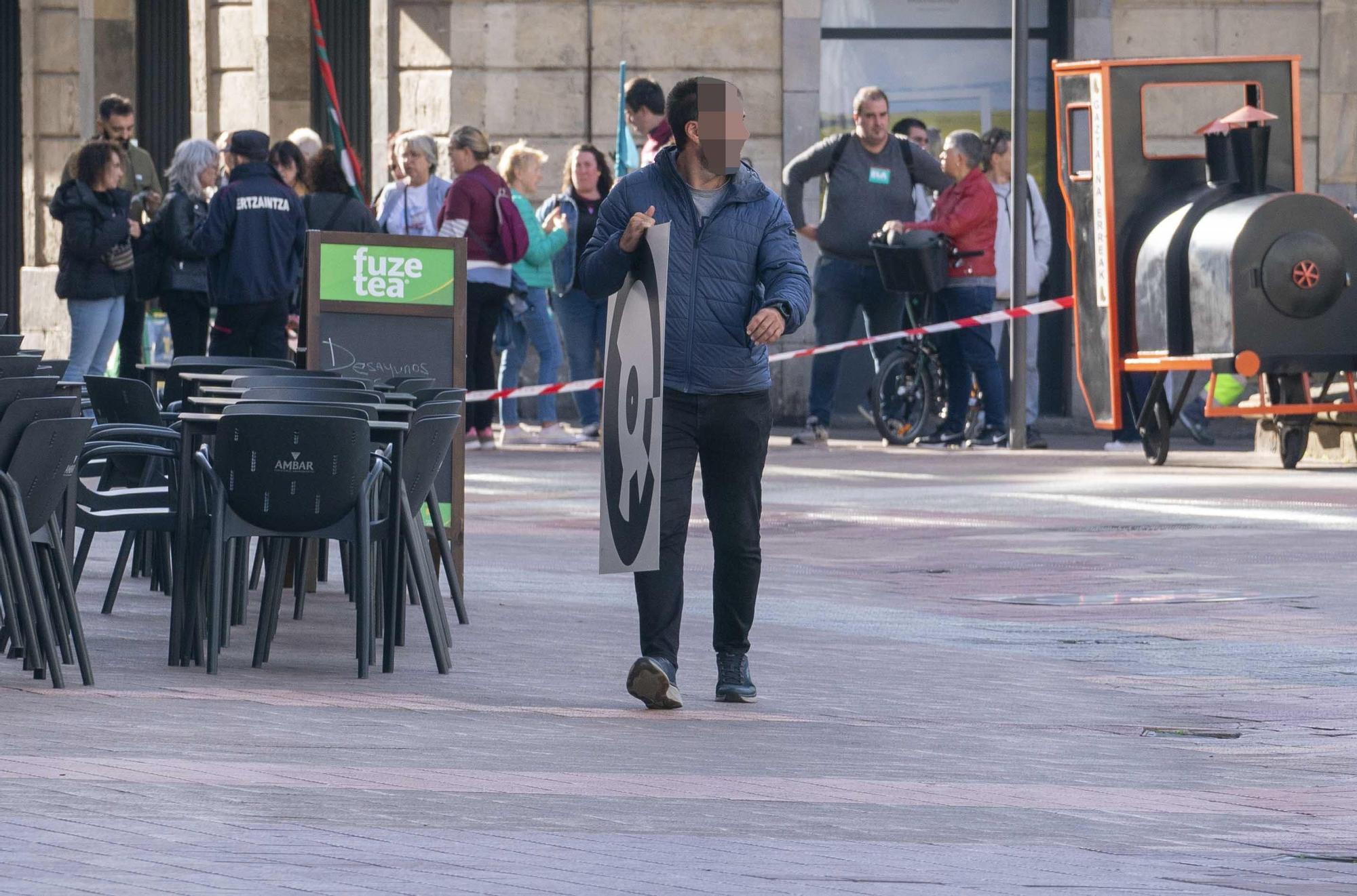 En imágenes: La Ertzaintza acordona la plaza de la Provincia para investigar el pelotazo a un manifestante