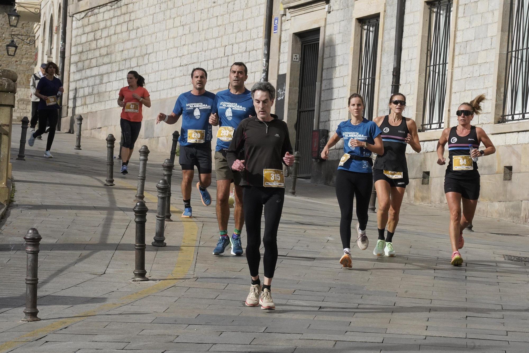 En imágenes: Miles de personas conquistan la Almendra de Gasteiz