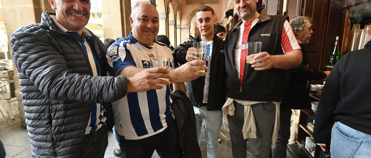 En imágenes: gran ambiente entre aficiones en la previa del derbi