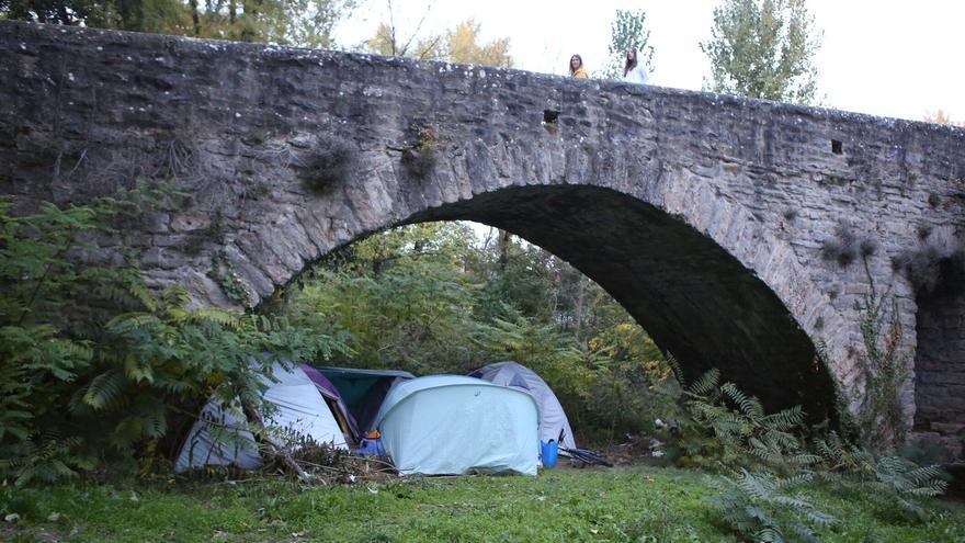 Las personas desalojadas de Aranzadi, ahora bajo el puente de la Magdalena