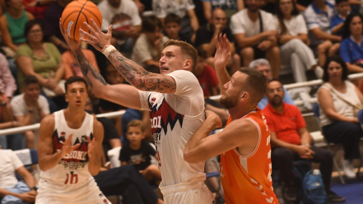 Samanic intenta anotar una bandeja ante la oposición de Costello durante el amistoso disputado ante el Valencia Basket.