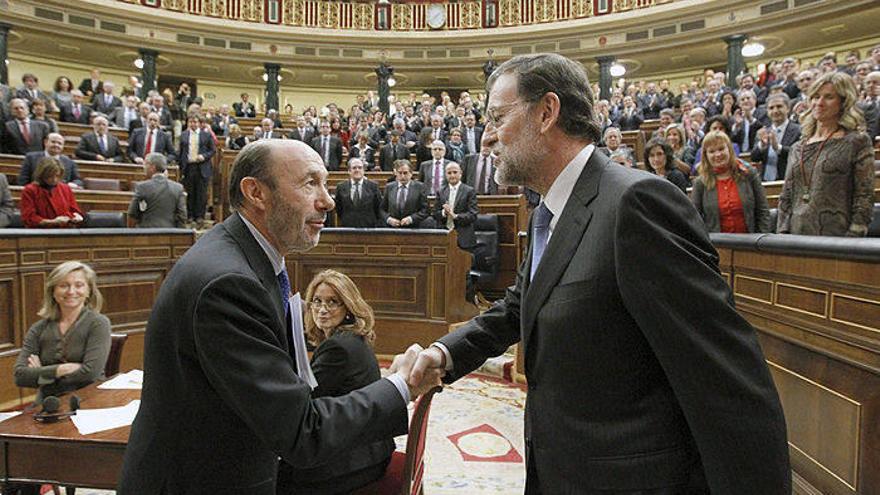 El presidente del grupo socialista en el Congreso de los Diputados, Alfredo Pérez Rubalcaba (i), felicita al líder del PP, Mariano Rajoy, tras ser elegido hoy presidente del Gobierno