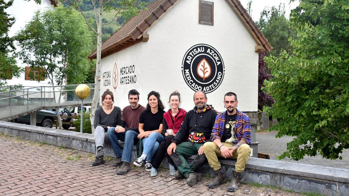 Maialen (Barneko Sua), Adán (lámparas), Kattalin (Herbaria), Itziar (Emeki Joyas), Gonzalo (fotografía) y Cris (Huellas Nómadas), en Aribe.