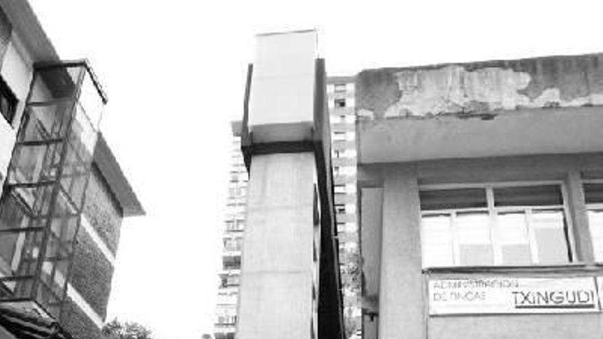 El ascensor de Azkuene entrará  en funcionamiento en una semana