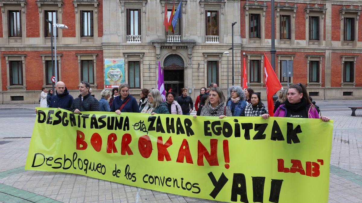 Trabajadoras de las residencias, protestando frente al Parlamento de Navarra.