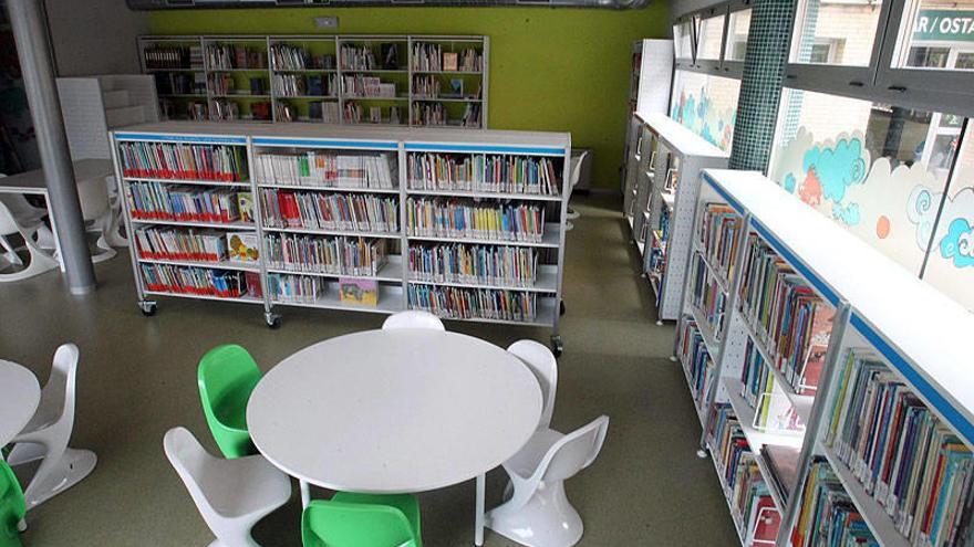 Vista de la biblioteca infantil, ubicada en la planta baja del edificio de las piscinas municipales.