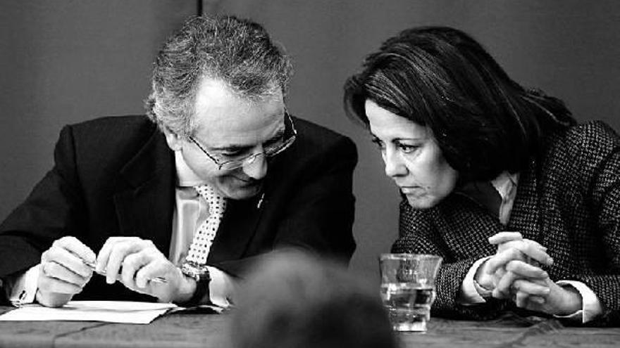 El presidente navarro, Miguel Sanz, charla con la alcaldesa de Pamplona, Yolanda Barcina, en una imagen de archivo.